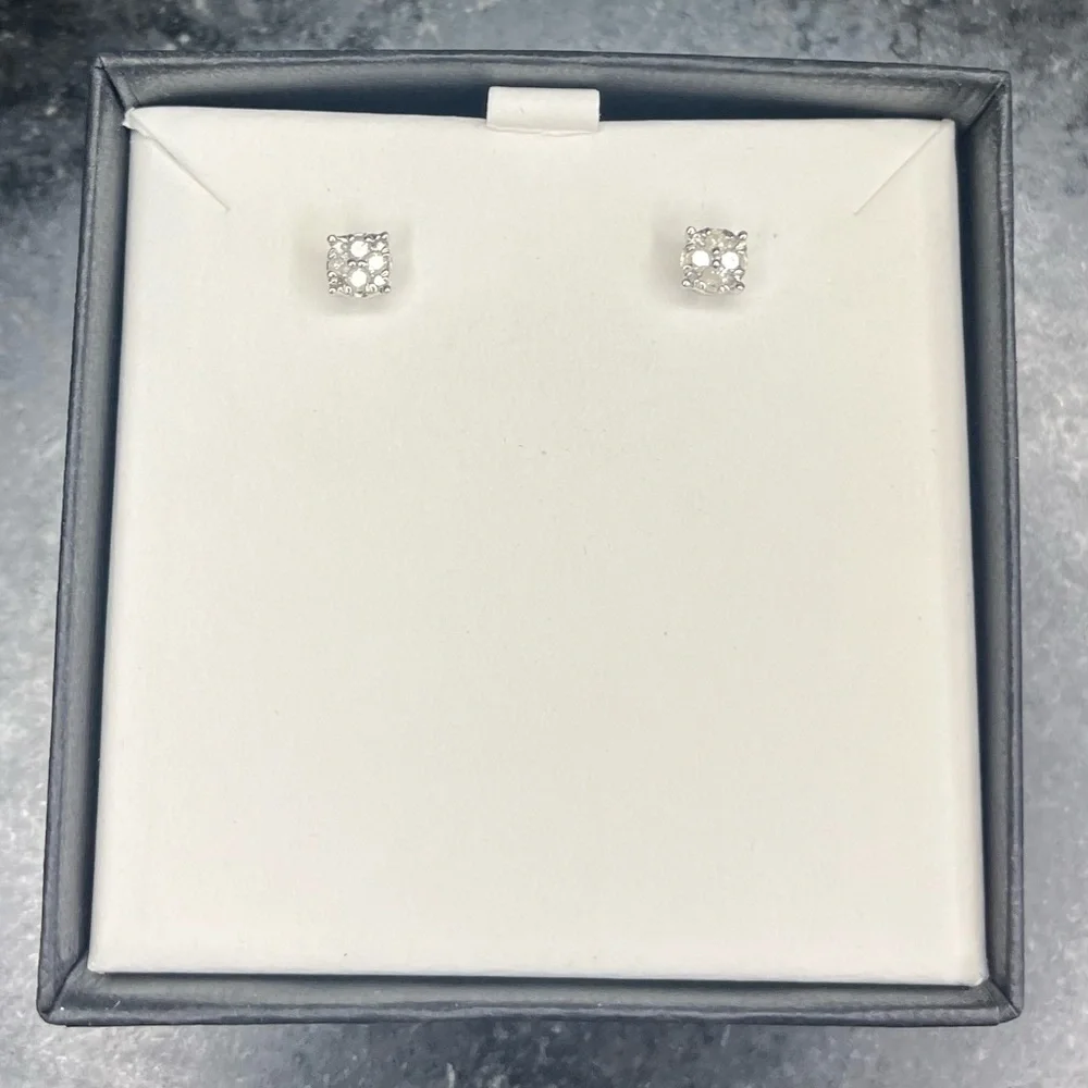 New in Box - 1/4 Cttw Diamond Round Grand Cluster Stud Earrings - Picture 3 of 7